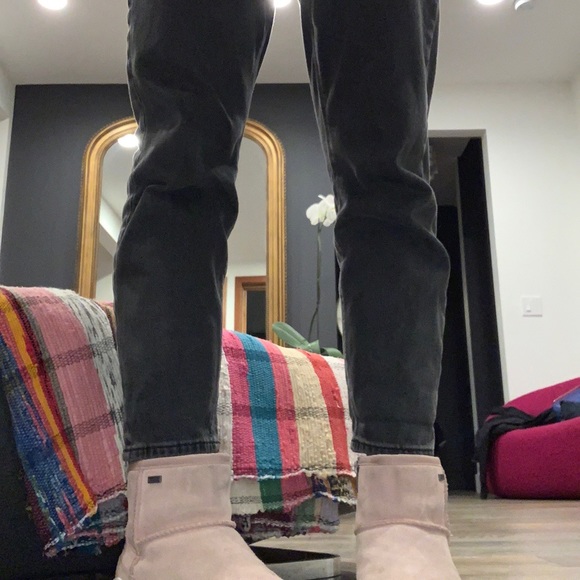 UGGS - Picture 3 of 4